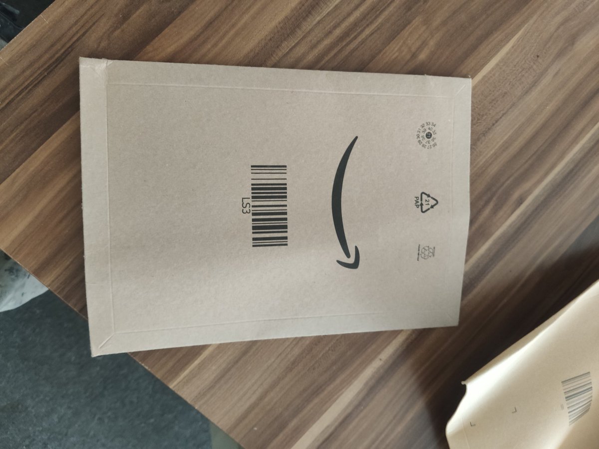 Danke an das A*schloch, das meinte, "Klingeln Brauch nicht nicht, passt ja durch den Briefschlitz", das war eine Geschenkkarte die jetzt zerknickt ist du Wi*hser!