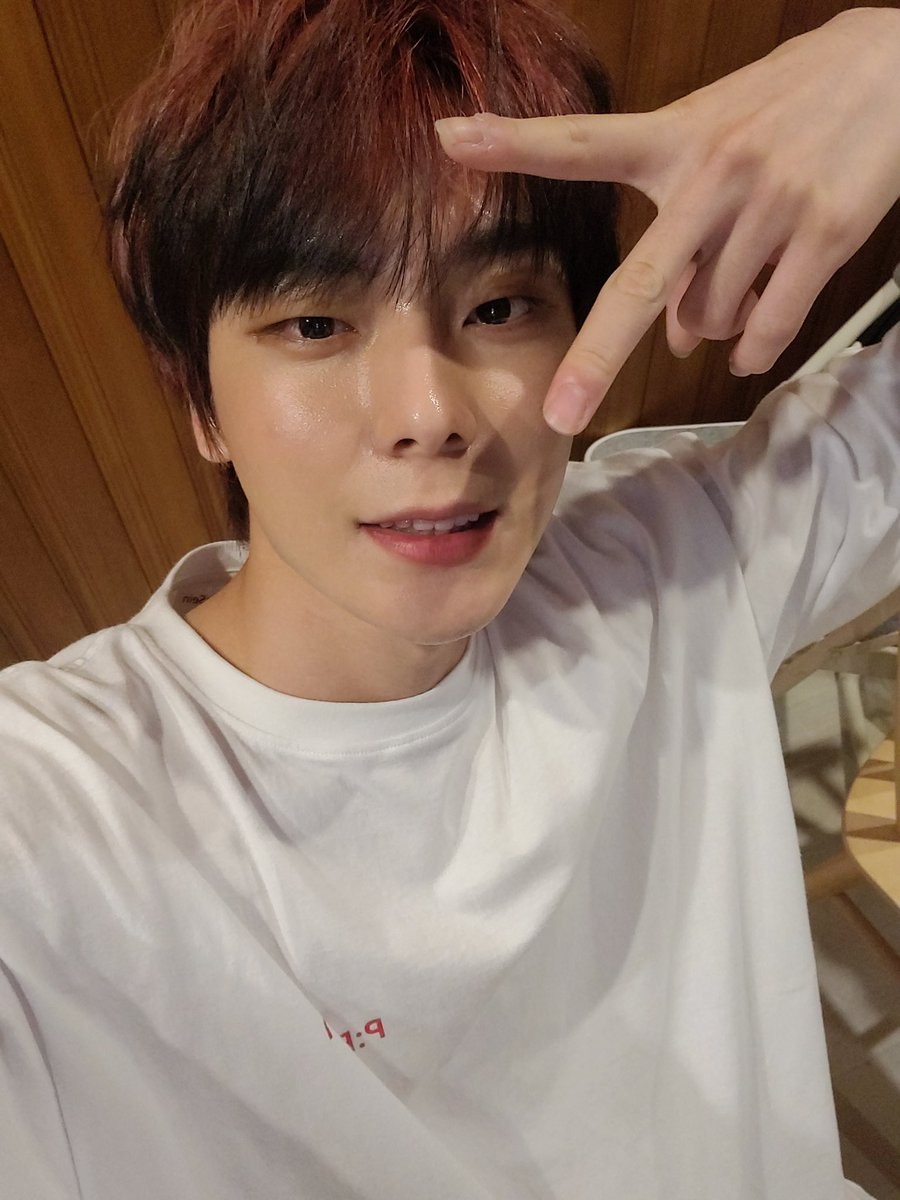 <a href="/OmegaX_members/">OMEGA X</a> [📸] Atualização do #JEHYUN no twitter dos membros.

[#OX]

Você fez um bom trabalho hoje🥰
Boa noite🌙❤

#OMEGA_X #오메가엑스 #제현