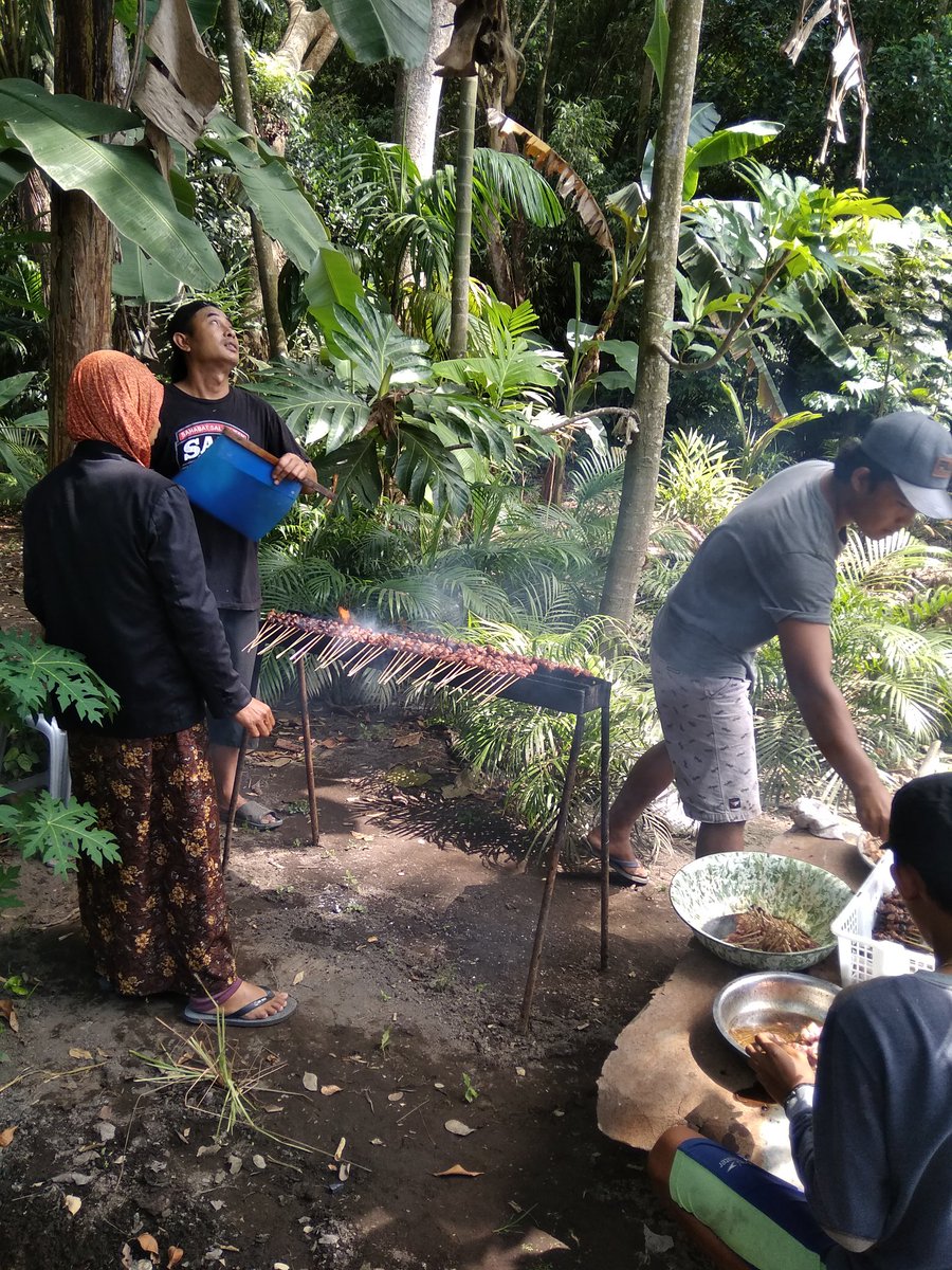 Jika kamu tidak kebagian Daging Qurban, tapi masih bisa mencium aroma Sate dari Tetangga, bersyukurlah