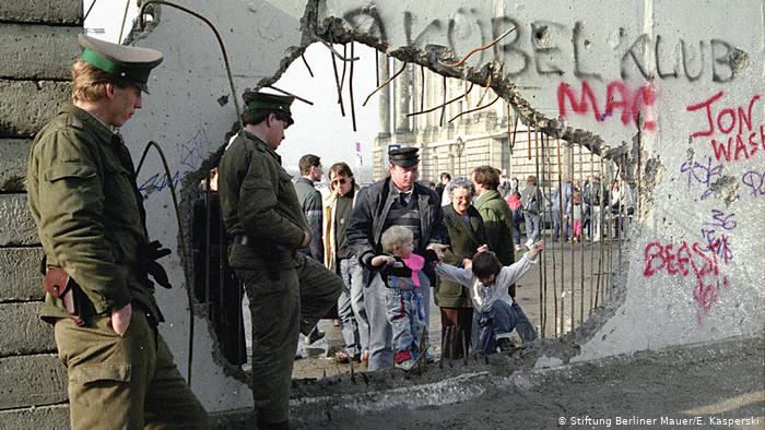 Берлинская стена 1989. Когда разрушили берлинскую. Разрушение берлинской стены 1989. 9 ноября 1989 берлинская стена. 9 ноября 1989 г рухнула берлинская стена.