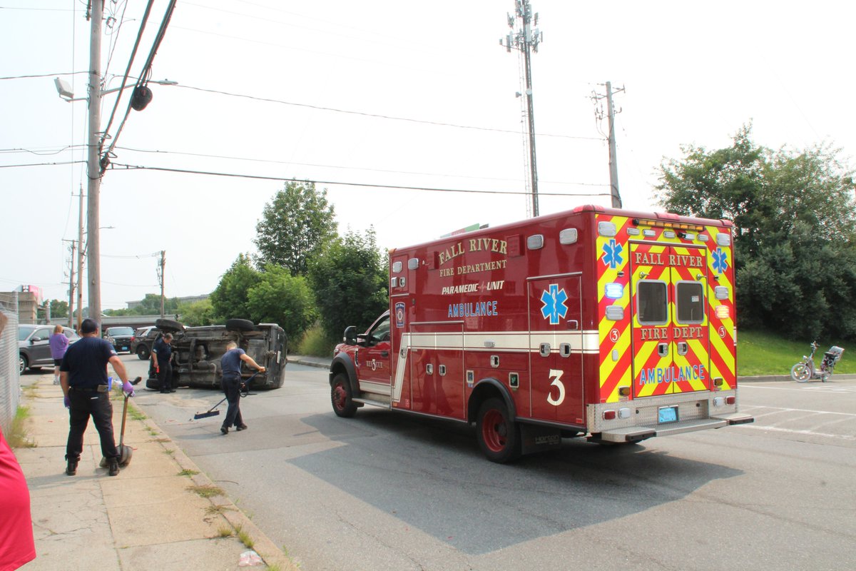 kple5's tweet image. Members working a roll-over MVA @ctfirephoto @IAFF1314