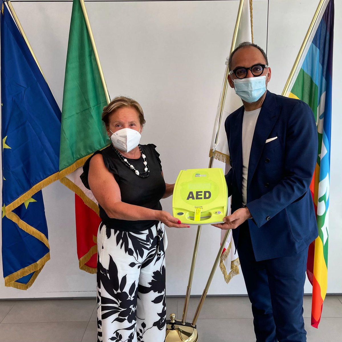 Oggi ho consegnato il #defribillatore a Maria Giannini, il sindaco di #CellediSanVito il Comune più piccolo della #Puglia. La <a href="/RegionePuglia/">RegionePuglia</a> porta questi salvavita nelle palestre e negli impianti sportivi dei Comuni pugliesi, a partire proprio dai più piccoli.