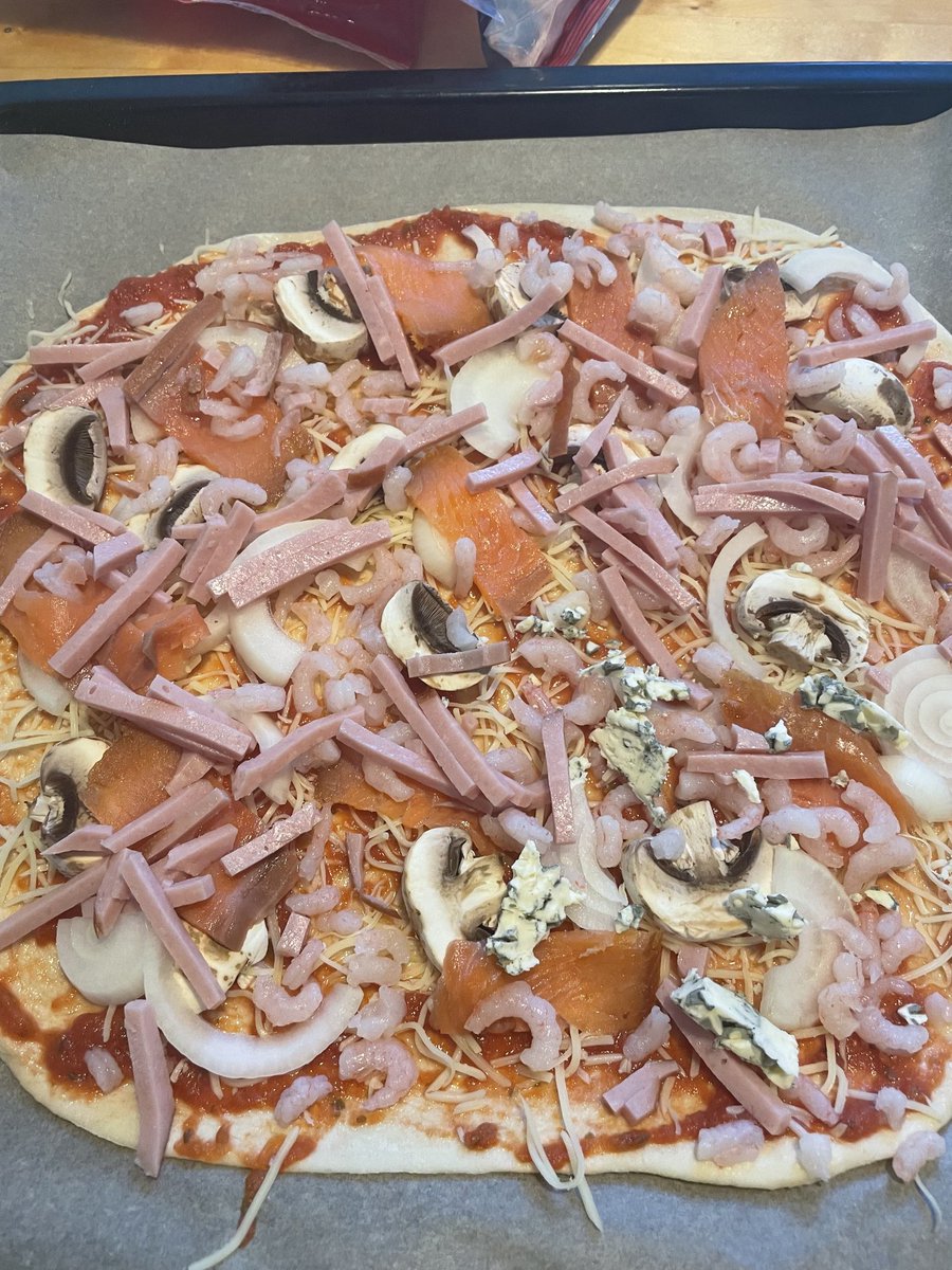 HonkalaJuha's tweet image. Ennen ja jälkeen 7 minuuttia ja 250 astetta uunissa. Lohta, katkaravut, sipuli, herkkusieni ja yhteen nurkkaan testimielessä muutama murunen aurajuustoa ja toiseen nurkkaan valkosipulia. Henri Alen kääntyisi haudassa vaikkei ole edes vainaa. Olispa oikea uuni. #pitsa #eipizza