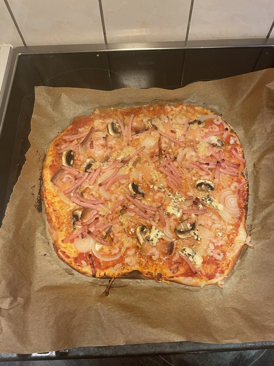 HonkalaJuha's tweet image. Ennen ja jälkeen 7 minuuttia ja 250 astetta uunissa. Lohta, katkaravut, sipuli, herkkusieni ja yhteen nurkkaan testimielessä muutama murunen aurajuustoa ja toiseen nurkkaan valkosipulia. Henri Alen kääntyisi haudassa vaikkei ole edes vainaa. Olispa oikea uuni. #pitsa #eipizza