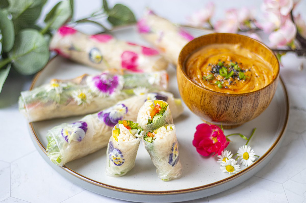 cookingwith_yui's tweet photo. Summer rolls with my homegrown edible flowers and garden herbs serve with peanut sauce is a perfect dish to have for a warm summer day like today ☀️.

What kind of dishes would you go for when the weather is hot and you can’t be bothered to cook? 🥗 #summerroll https://t.co/iAsP6aA2Xv