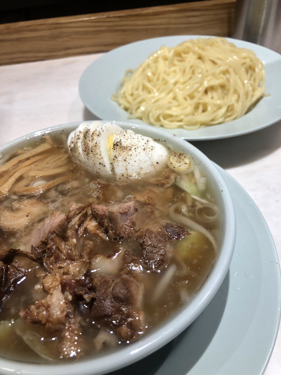 ちえちゃんラーメン@神田
盛りチャーシュー。おいしいが、ボリューム考えるとやや割高感はある。