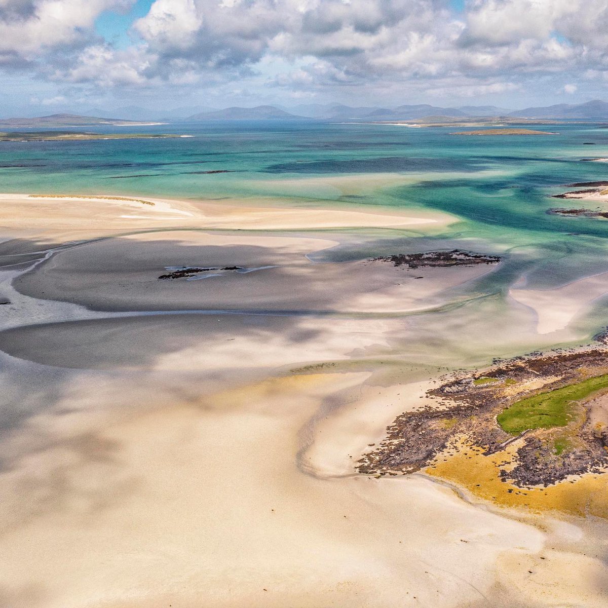 What a stunning shot of Clachan Sands beach in North Uist 😍

We are so blessed to have so many beaches like this in the Outer Hebrides 😎

📸: @bradders_72