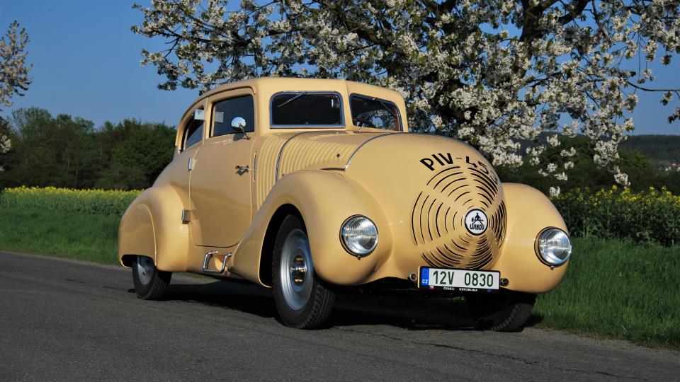 QuirkyRides's tweet photo. The 1931 #Czech(oslovak) #Wikov 35 #Kapka is an #aerodynamic #design said to have been admired by #Porsche & #Ledwinka alike Handles like a 🐷 though apparently #1930s https://t.co/1sxZY7usm1