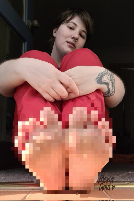 Damn my toes look good here https://t.co/I5XNbbGB9d