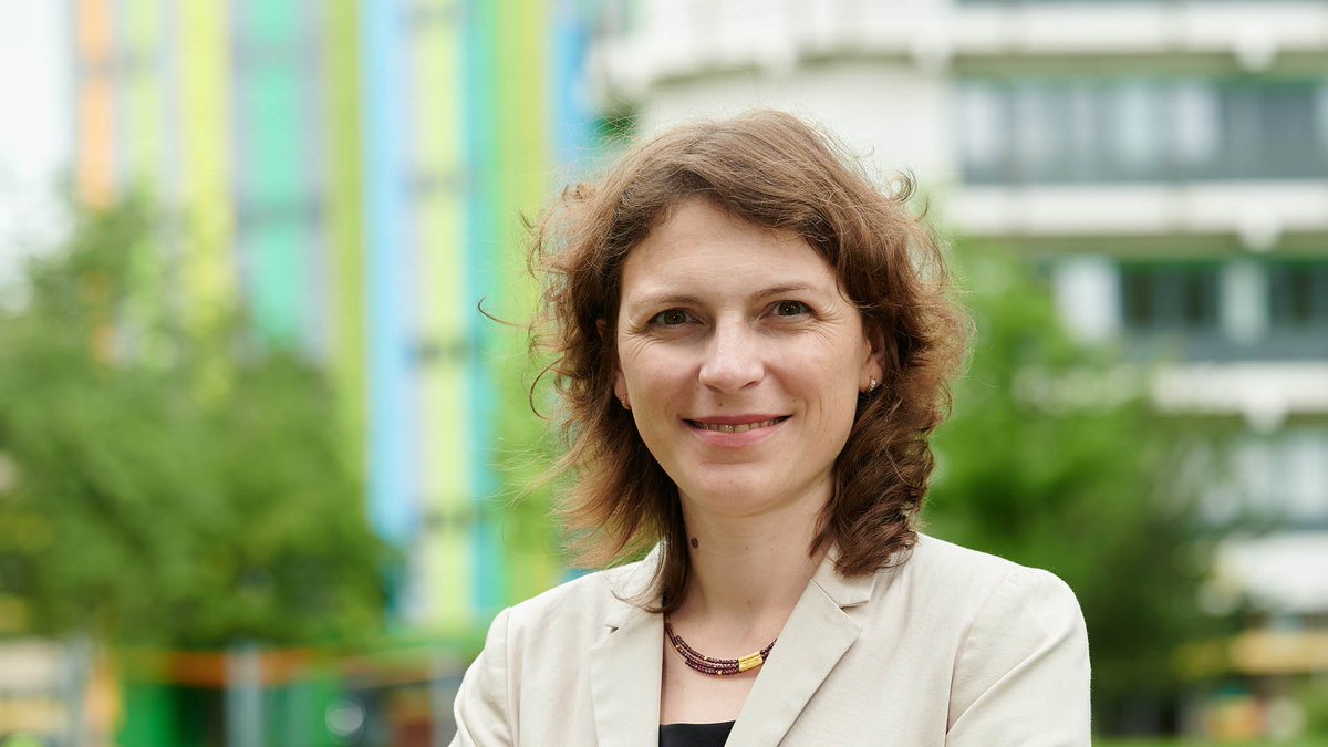 #NeuAnDerUDE: Wie wichtig #digitalesLernen ist, zeigt #Covid19, meint Dr. Eva Gredel. Die neue Juniorprofessorin für #DigitaleKommunikation an der #UDE erforscht #lehreonline und #Genderfragen im Internet.