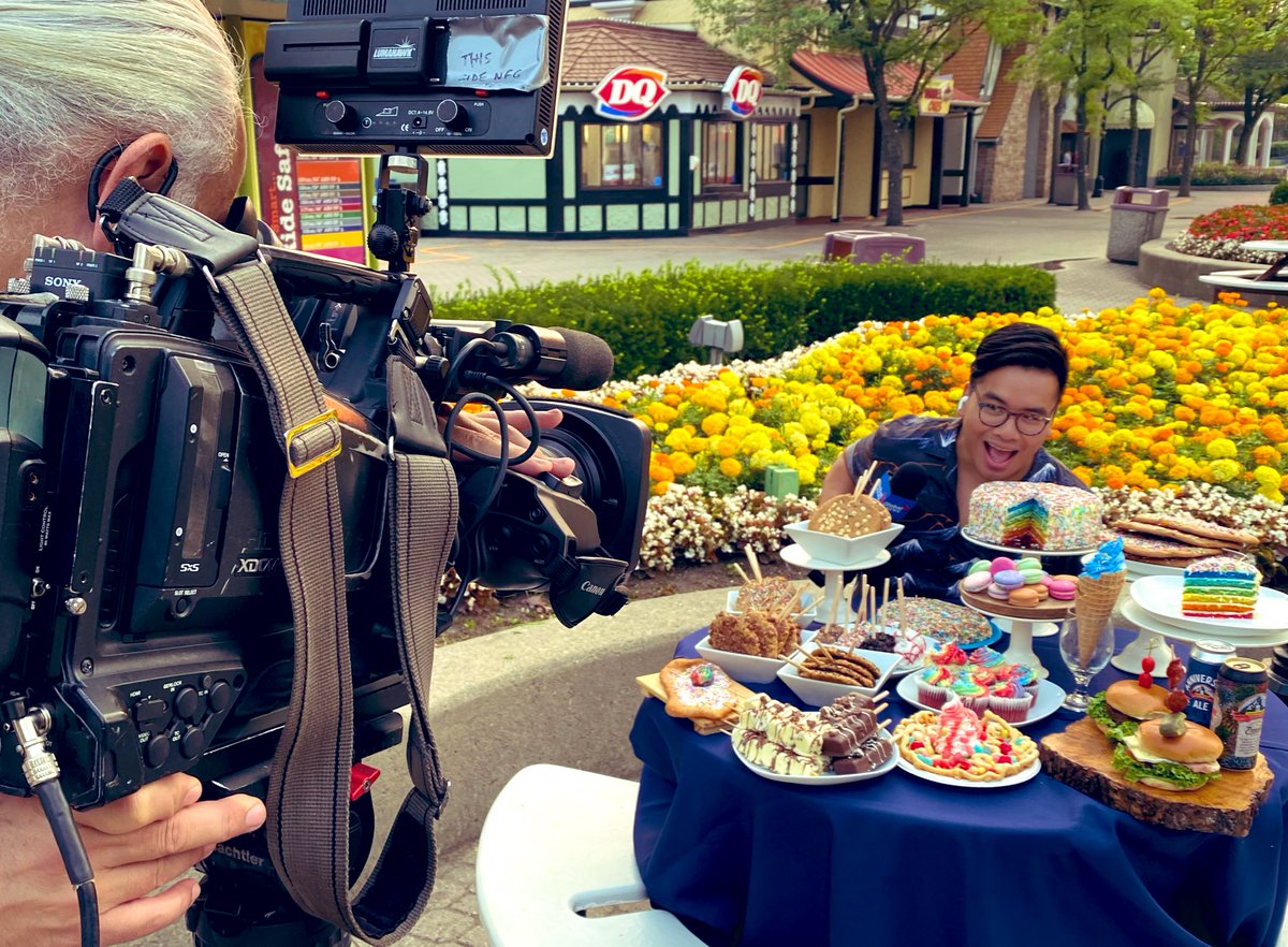 Sweets for breakfast at <a href="/WonderlandNews/">Canada's Wonderland</a> with <a href="/liemvu/">Liem Vu</a> on <a href="/globalnewsto/">Global News Toronto</a> 🍭🍬🍪