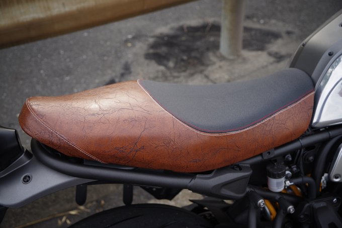 @spike04_XL883 自分でやるよりは金が掛かってしまいますが専門業者さんにお願いするのも手かと。
私が依頼した所はこのシート張り替えを発注・発送して中二日で仕上がって来ました(送料込み16,000円)ので『替えのシートが無いので長期間乗れなくなる』って程でもないです。 