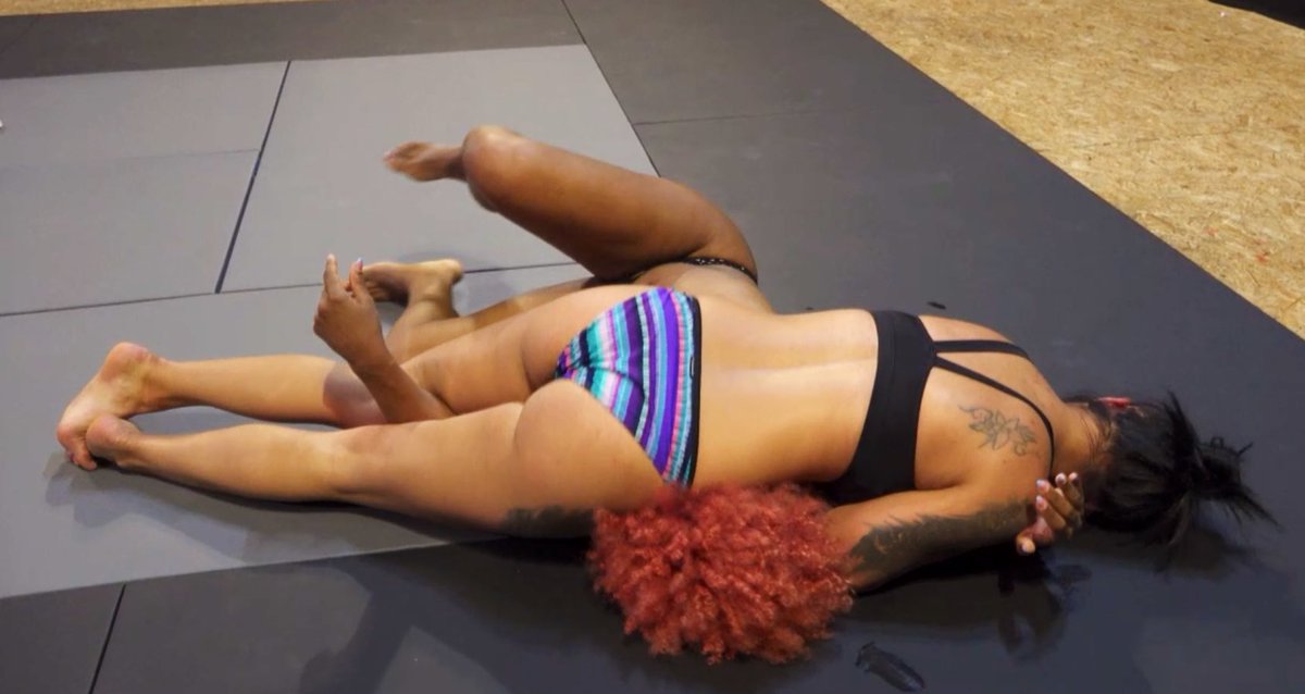 Sergeeich1111's tweet photo. #facesitting #bodyscissors #headscissors #crossbodypin https://t.co/0crv3XdaOQ