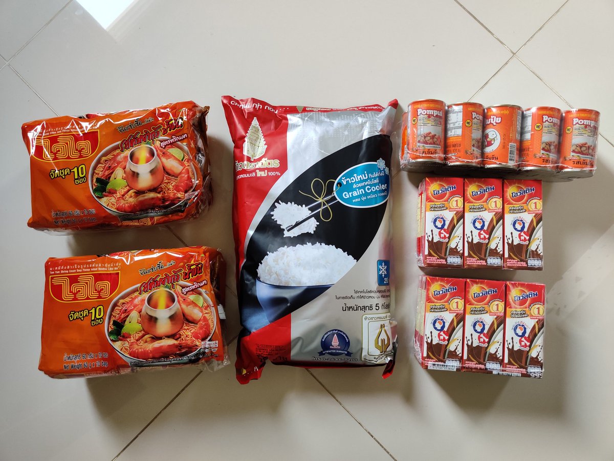 นอกจากจะลดค่าเช่าให้สามเดือนแล้ว วันนี้กลับหอมาเจอสิ่งนี้ว่างอยู่หน้าประตูห้อง ละคือเค้าให้ทุกห้องเลยอ่ะ ให้เยอะด้วย โอ๊ยยยยย 😭😭😭😭😭😭😭😭😭😭😭😭