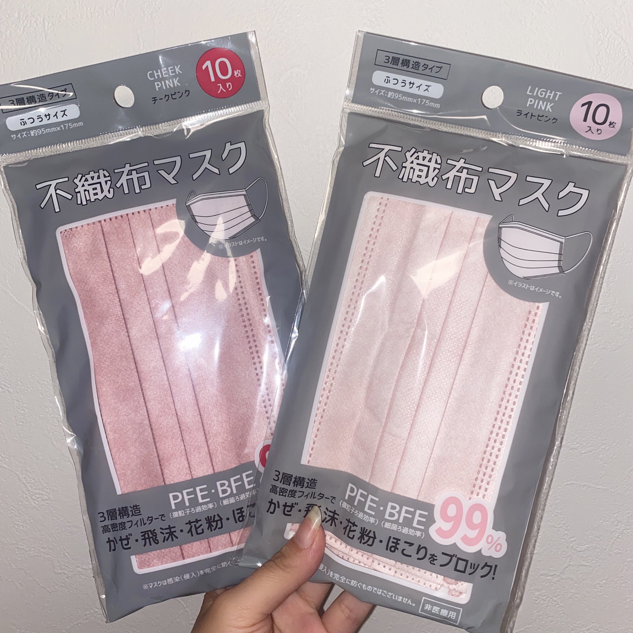 しろのすけ ダイソーで見つけたカラーマスクが可愛い 10枚で110円の不織布マスク サイズはふつうサイズのみで 市販 の大人用のマスクと同じくらい チークピンクもライトピンクも可愛くてどっちも買っちゃった ただ 紐は白で色なし ちなみに中国製