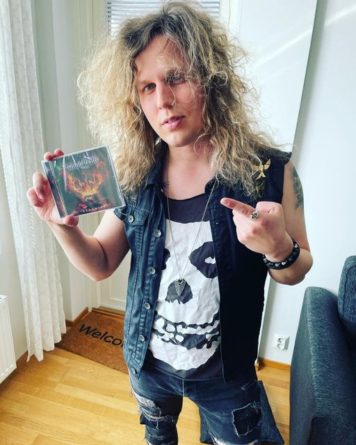 TempleBallsJP's tweet photo. 今日はベースのJimiの誕生日です。
おめでとうJimi!Happy Birthday!Paljon Onnea!
🥳🥳🥳🥳🥳🥳🥳🥳🥳🤘
https://t.co/cfuWMh4hc4
#TempleBalls #テンプル・ボールズ #HRHM #北欧 #フィンランド #Pyromide #HappyBirthday https://t.co/ePxO43uo0S
