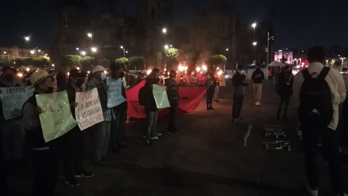 . <a href="/lopezobrador_/">Andrés Manuel</a> Sr. Presidente escuche nuestra voz, Sr. Presidente la #Mactu está presente y en espera de atención. Son estudiantes que defienden la educación para ell@s y las próximas generaciones. Recuerde que son estudiantes de las comunidades más pobres del país.
