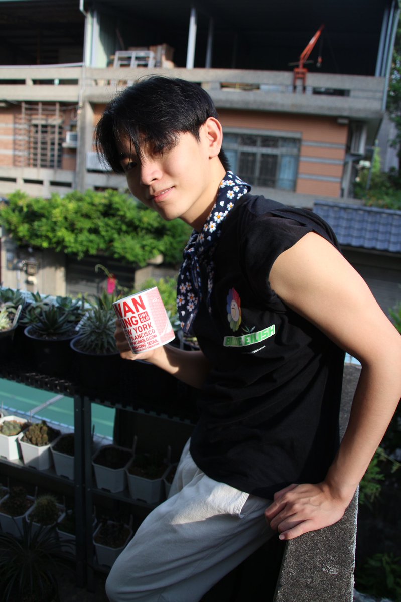 可以幫我一件事嗎⋯⋯⋯😳😳