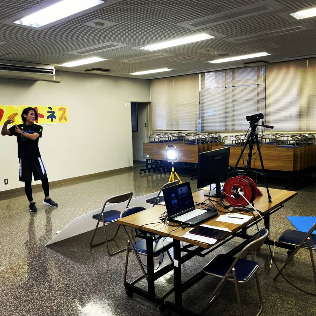 sendaiSC01's tweet photo. スタジオオンラインレッスンも終盤✨
先生方も少しずつ慣れてこられたみたいですよ🎶
実は…機材の後ろでスタッフも動いています😆
毎日筋肉痛と戦っています🆚
いや〜来週には事務局スタッフ痩せているかも❗❓笑
是非お楽しみに〜😘

#川内スポーツクラブ０１　#薩摩川内市　#オンラインレッスン https://t.co/91HTzDpCFi