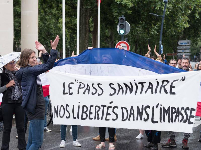 Le_NouvelObs's tweet image. Les autorités redoutent une radicalisation des opposants au pass sanitaire nouvelobs.com/vaccination-an…