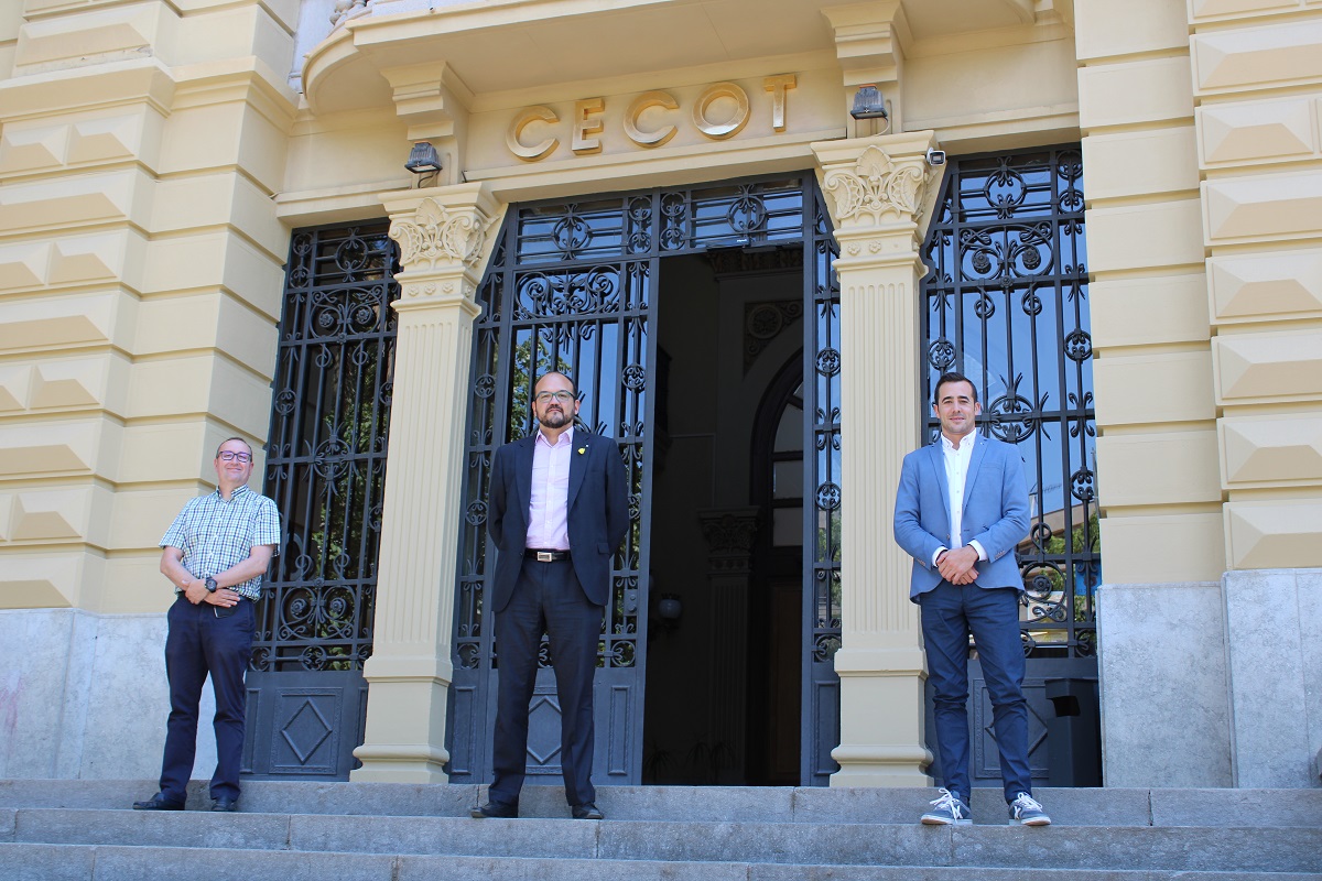 PatronalCecot's tweet photo. Hem rebut en visita institucional al DG de Promoció Econòmica, Competència i Regulació de la Generalitat de Catalunya, @FerranRodero 
Hem intercanviat impressions sobre el context i la situació empresarial, i hem compartit algunes de les mesures de reactivació del Cecot #UpandGo https://t.co/8KIxPSjHoT