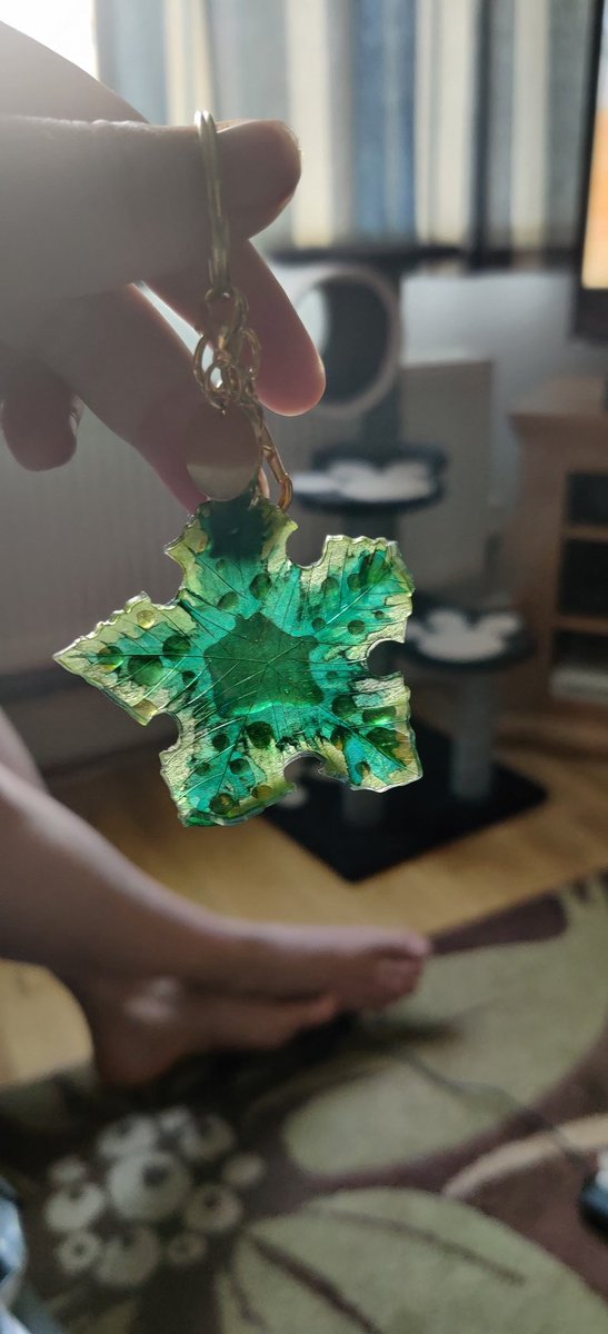 ClaireyFaerie's tweet photo. @stu_jw bought me the cutest thing. Thanks to @GlossandGadgets for your amazing handiwork and also for you help with the royalmail issues!! #treestar #littlefoot #thelandbeforetime https://t.co/93bhCKvWVZ