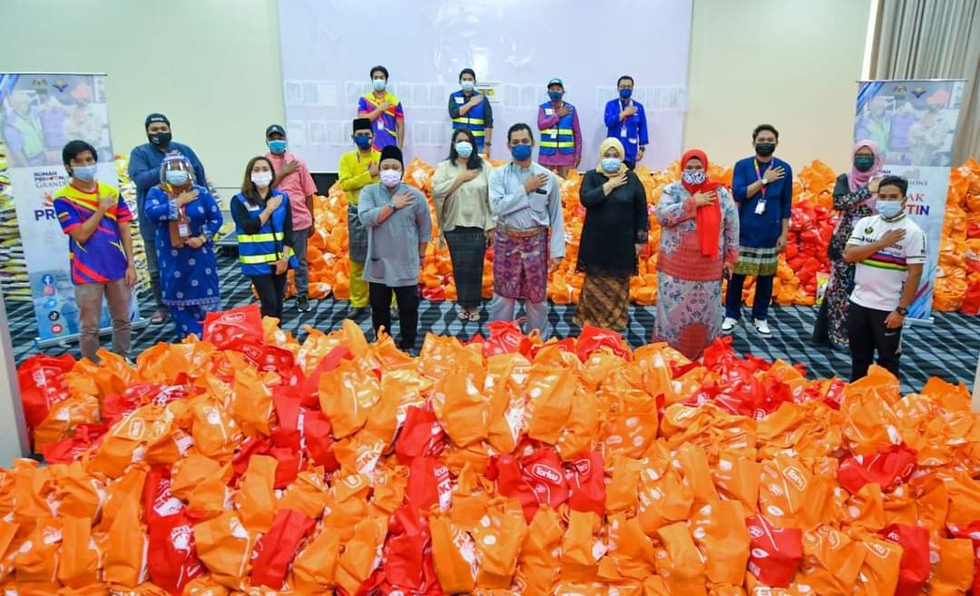 haiqalalhabshee's tweet photo. Petugas dan sukarelawan di #RumahPrihatin @Grandseasons tetap berkhidmat untuk masyarakat walaupun pada Hari Raya Aidiladha. #WilayahPrihatin #PrivoWP @AnnuarMusa @tunfaisal @kw_seriwilayah
Foto-foto lain:
https://t.co/6fhCLi59wm https://t.co/sScrkiap0S