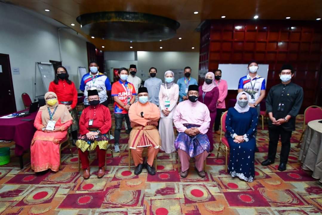 haiqalalhabshee's tweet photo. Petugas dan sukarelawan di #RumahPrihatin @Grandseasons tetap berkhidmat untuk masyarakat walaupun pada Hari Raya Aidiladha. #WilayahPrihatin #PrivoWP @AnnuarMusa @tunfaisal @kw_seriwilayah
Foto-foto lain:
https://t.co/6fhCLi59wm https://t.co/sScrkiap0S