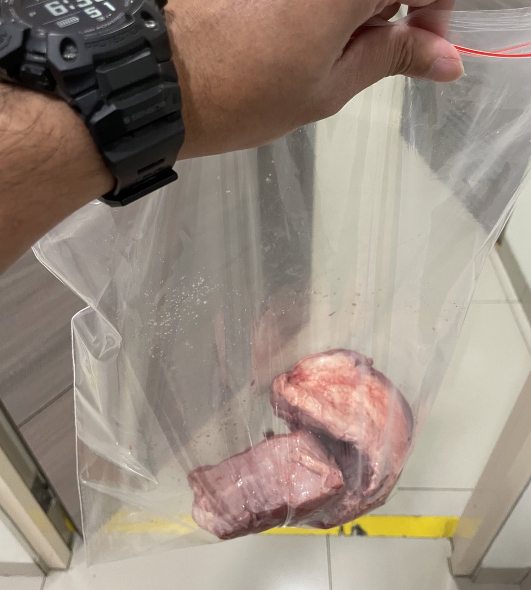 aan__'s tweet photo. Nurse: “dok, ada titipan daging kurban untuk dokter ya dok”

Me: “...oke”

Ngasihnya pake kantong transparan. Tadi keluar ruang operasi diliatin orang2 penunggu pasien trus aku reflek bilang “eh bukan2, ini tu daging sapi, bukan bagian dari operasi” 😭 https://t.co/fc3W3G4UcR