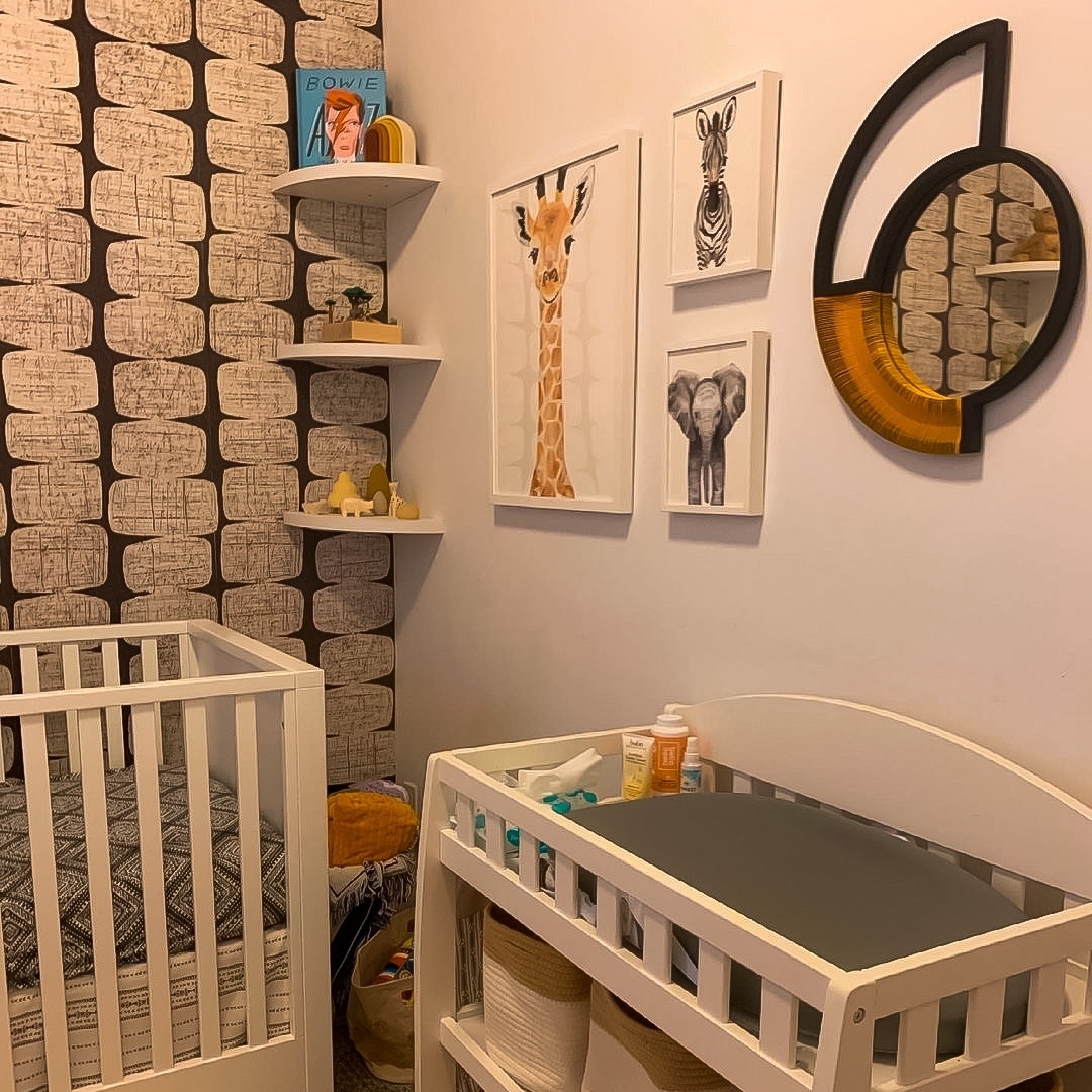 Styling her New York baby nursery with the modern Woven Mirror Artwork that’s available in 3 colorways and 2 sizes to compliment your wall space perfectly. 📸 @callendermel l8r.it/BluC #nurserydecor #nurserydesign #nurseryinspo #54kibodesigninspo #southafricandesign