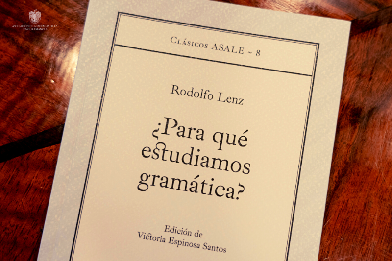 ASALEinforma's tweet photo. Conozcan «¿Para qué estudiamos gramática?» de Rodolfo Lenz, con prólogo de Victoria Espinosa Santos, numeraria de la Academia Chilena de la Lengua (@achilenalengua). Se trata del octavo título incluido en la colección Clásicos ASALE: https://t.co/OSuhlLp5d7. https://t.co/cVU1fFepMU