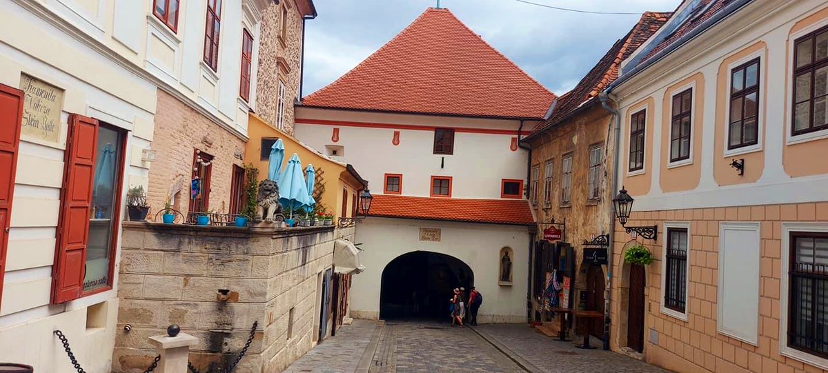 BeurePetit's tweet photo. Panorame Zagreba i Kamenita vrata #Zagreb #Croatia #Kaptol #GornjiGrad #Katedrala https://t.co/xVXyJ2B3b7