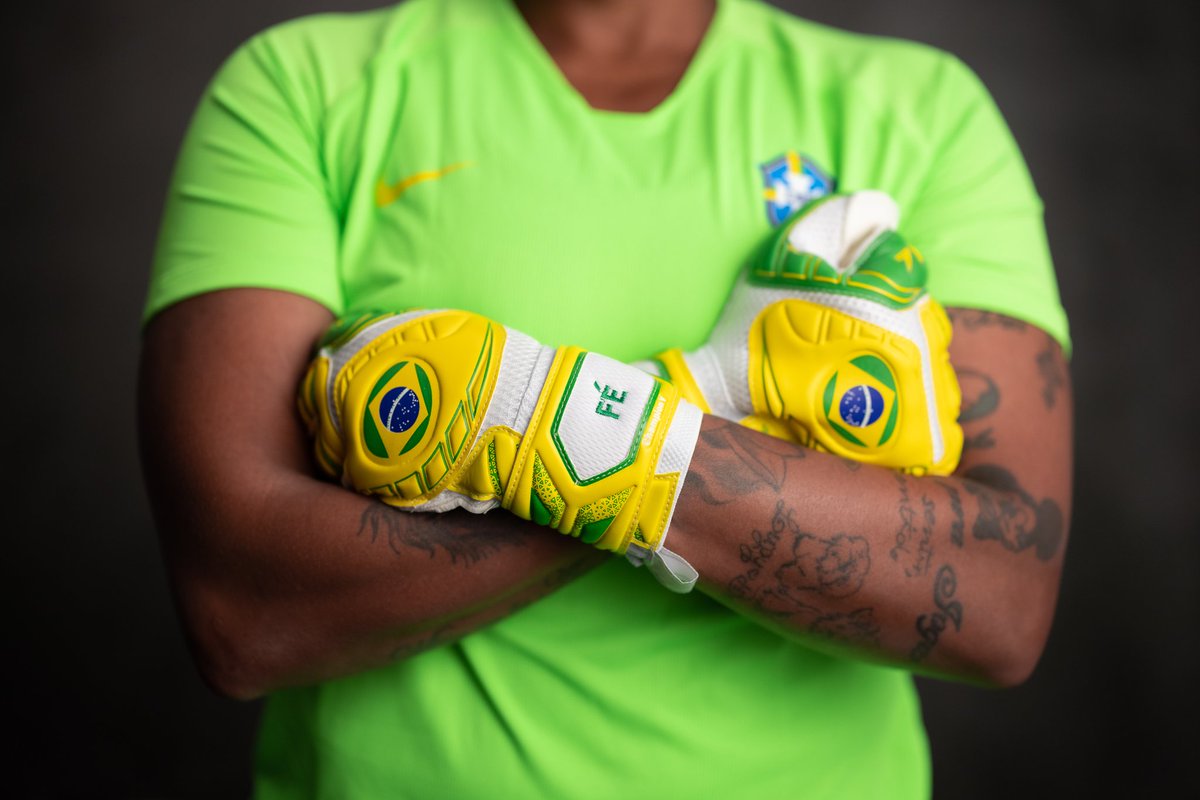 SelecaoFeminina's tweet photo. As mãos que carregam a fé e protegem um país! Braço cruzado, Brasil no peito! Faltam 20 horas para começar... #GuerreirasDoBrasil 🇧🇷 https://t.co/Pwz5pGNEv7