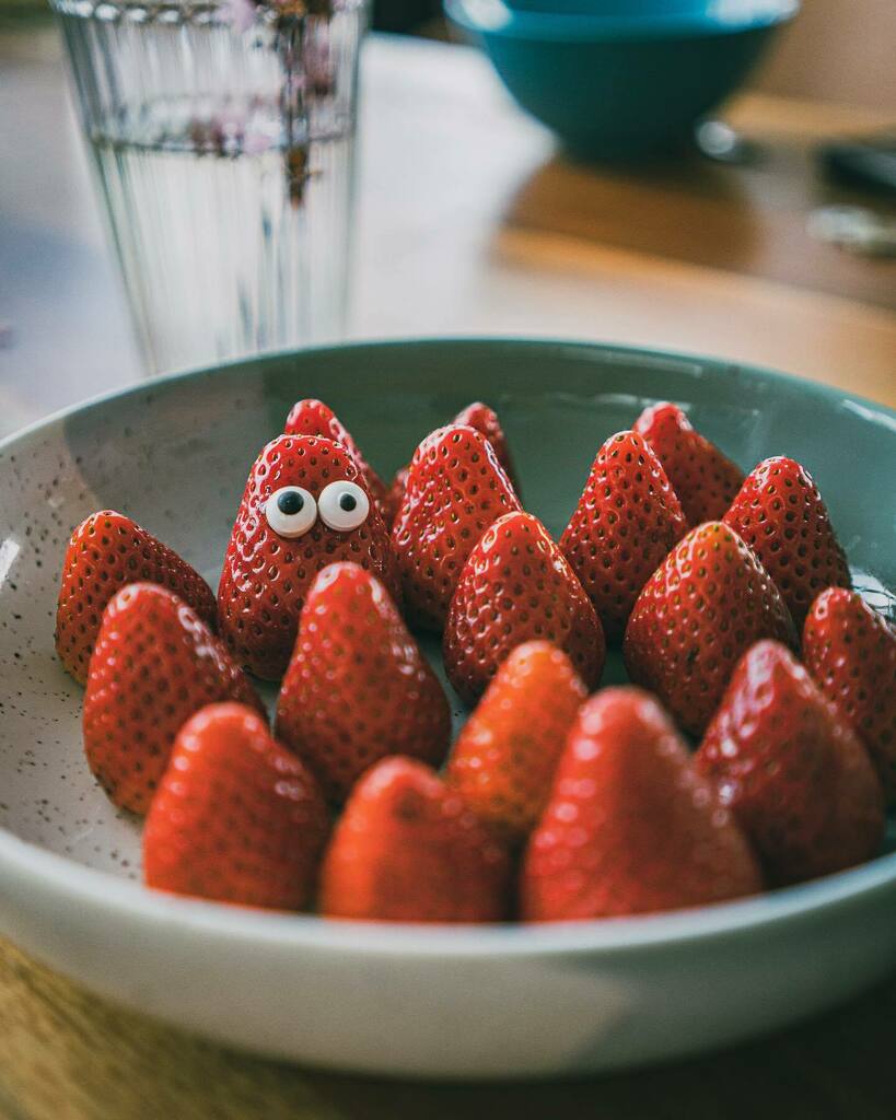 Heute wird’s mal fruchtig zum Mittagessen - muss ja nicht immer die große Küchensause sein 😜 und wer weis wie lange es noch heimische Erdbeeren gibt dieses Jahr
#soulfood #erdbeeren #erbeerliebe #lecker #fresh #freshfood #früchte #frucht #ausdemgarten #foodblogger #foodforfo…