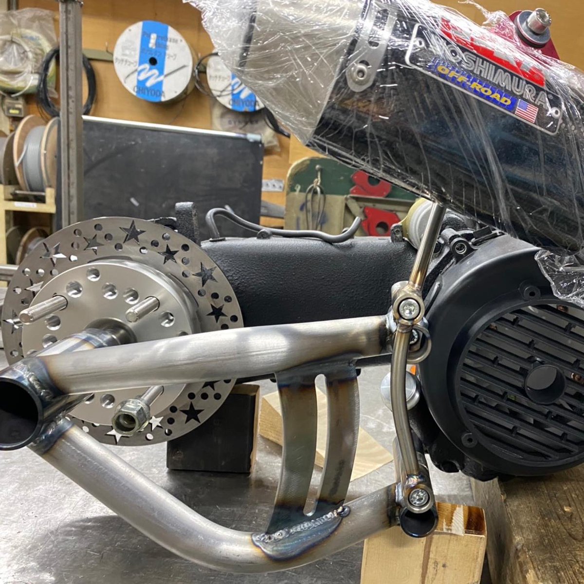 upup0110's tweet photo. Two wheel tuesday🛵
Is that a ......💪
#twowheeltuesday
#subarm💪 #zuma125 #gy6 #morepower #motorswap #zruck #ruckus #zoomer #ruckuslife #planetruckus #totalruckus #katethe6969 #悪魔谷製作所 #気になった人は悪魔谷へ急げ! https://t.co/PE9RWkbWgJ