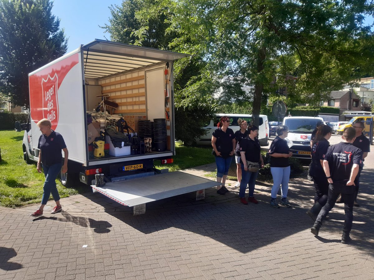 Ook gisteren, maandag 19 juli, trof het hulpteam van het Leger des Heils in Limburg veel huizen aan waar grote ravage is aangericht en bewoners die geschrokken zijn door de schade aan hun woning. Lees hier het verslag van het landelijk Leger des Heils: bit.ly/2Uo0feG