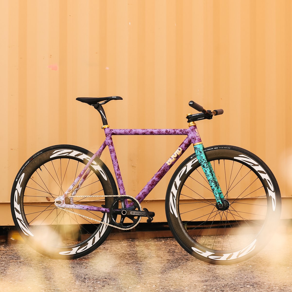A look at a flashy <a href="/SquidBikes/">Squid Bikes</a> fixie. #zippspeed #makingyoufaster