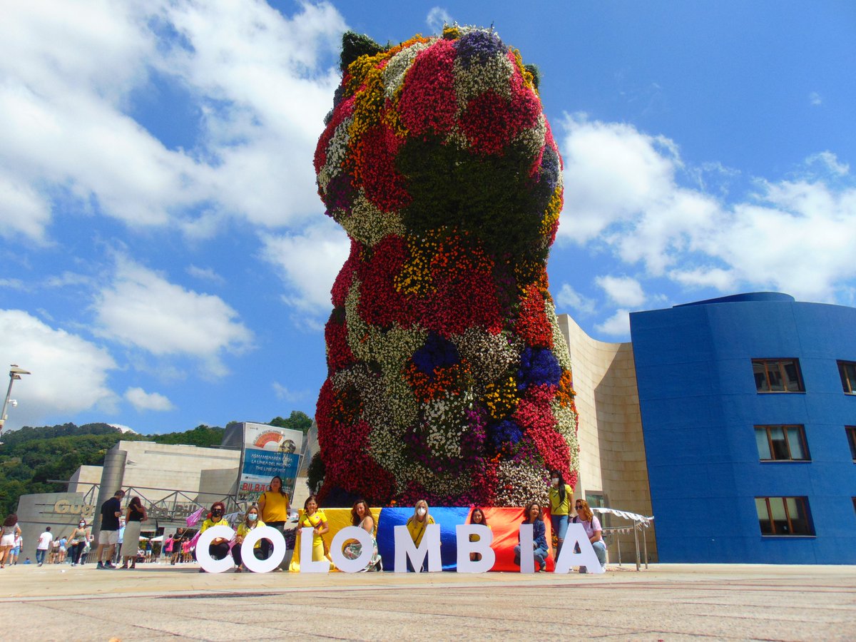 CancilleriaCol's tweet photo. Celebramos nuestro Día de la Independencia desde Bilbao 🇪🇸 para el mundo 🌎 Viva Colombia #YoAlzoMiBandera 🇨🇴 https://t.co/de73FgQduJ