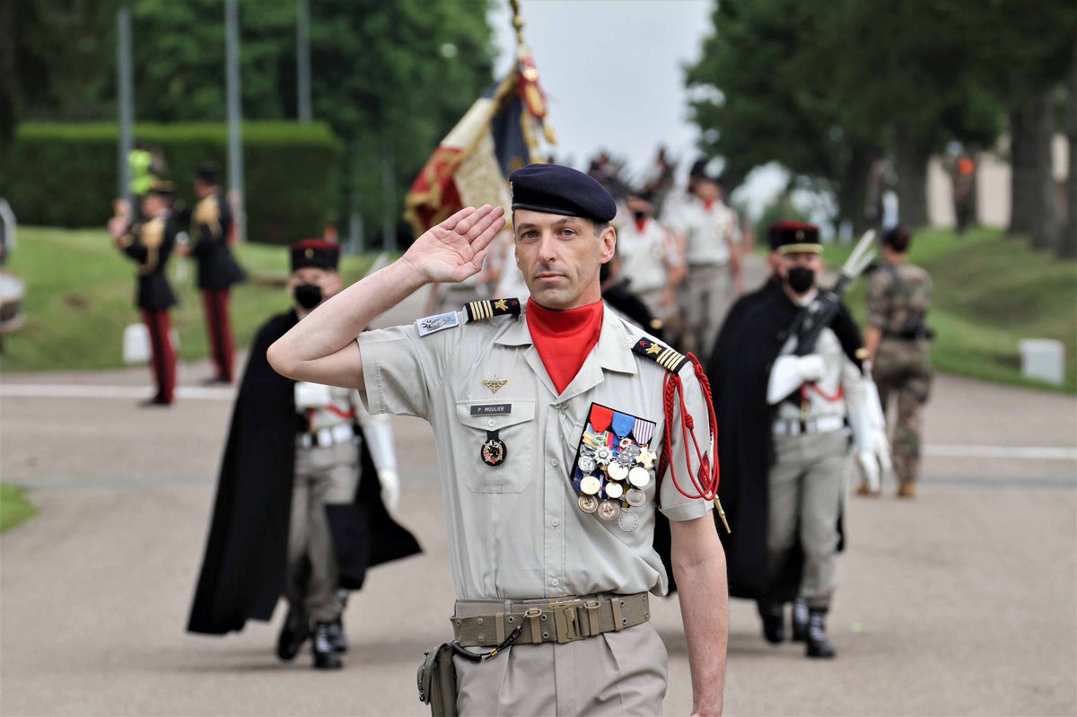 61eRegART's tweet image. Après 2 années passées à la tête du Premier de la fourragère, le colonel Bonnet a transmis le commandement du 61eRA au colonel Moulier, sous l’autorité du général Justel, commandant en second du renseignement des forces terrestres. #passcom #DiablesNoirs