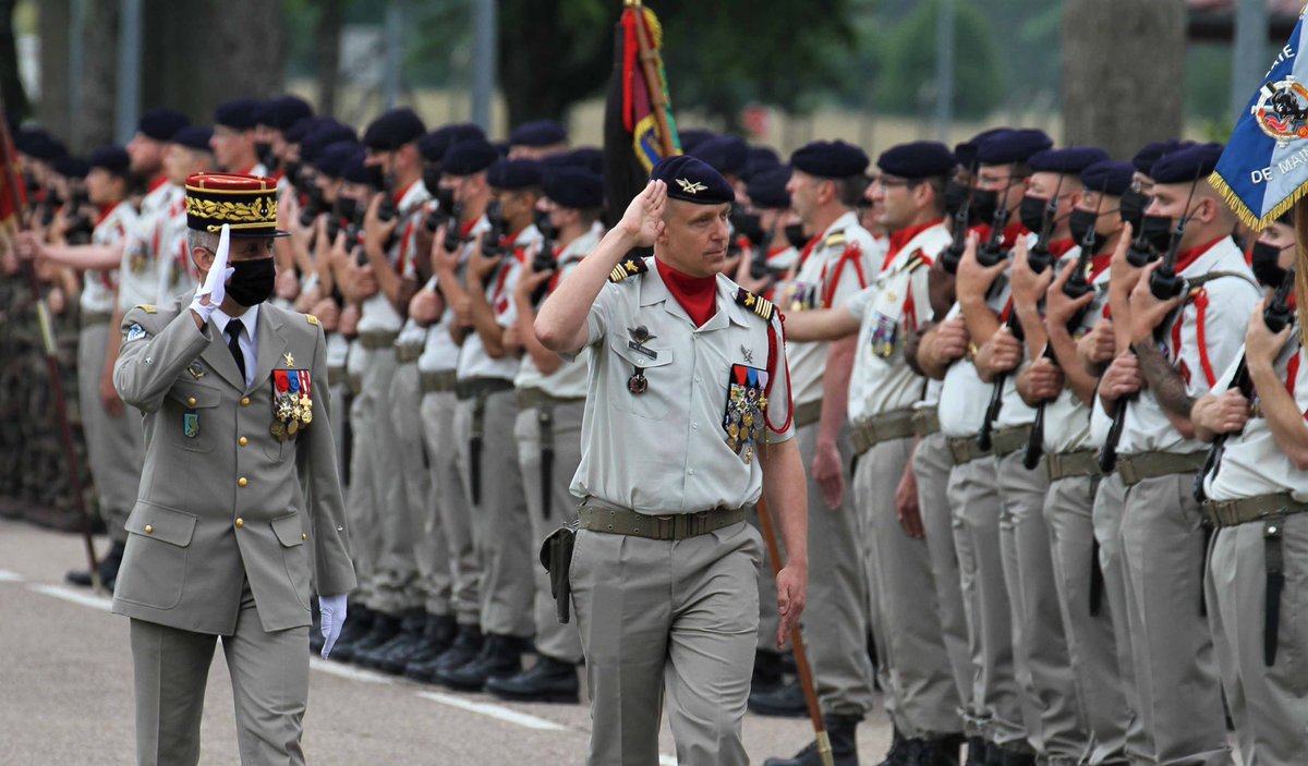 61eRegART's tweet image. Après 2 années passées à la tête du Premier de la fourragère, le colonel Bonnet a transmis le commandement du 61eRA au colonel Moulier, sous l’autorité du général Justel, commandant en second du renseignement des forces terrestres. #passcom #DiablesNoirs