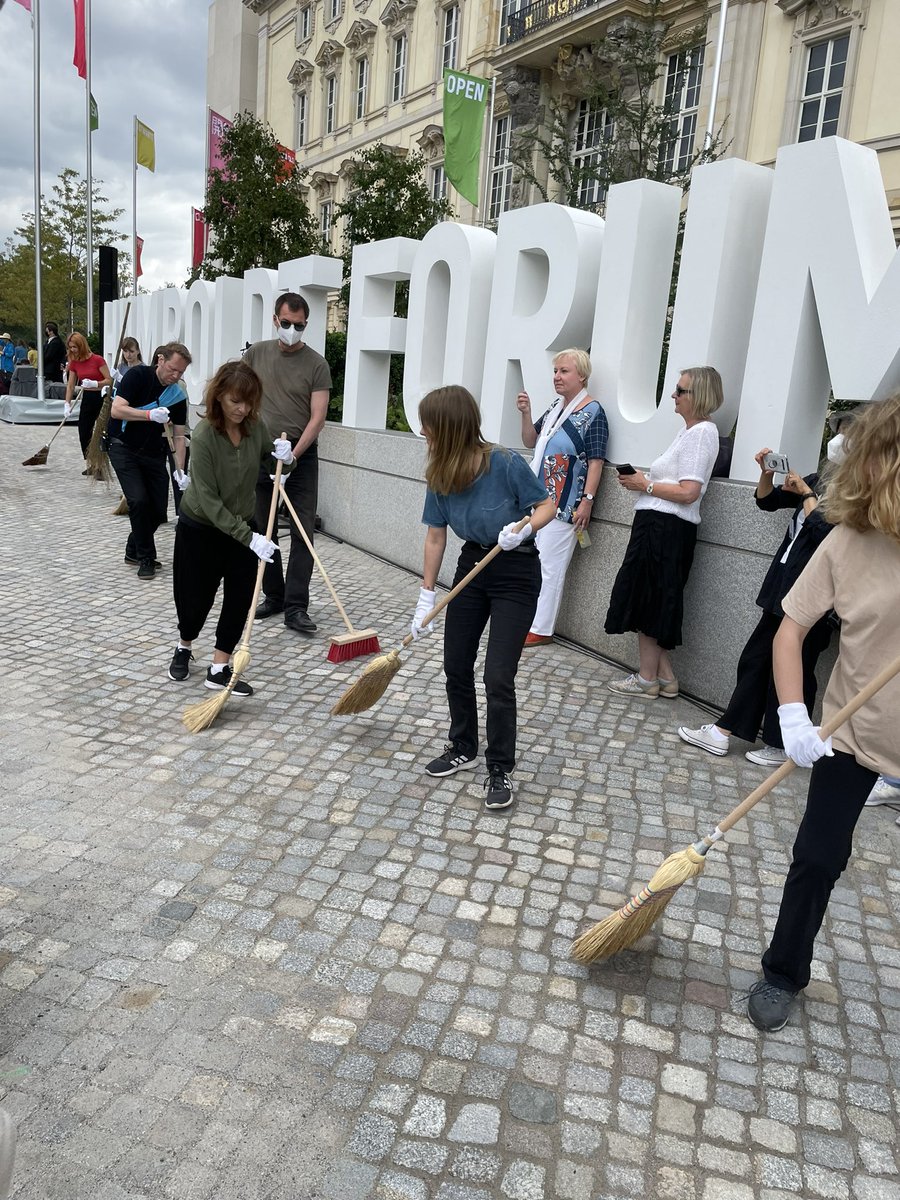 Eröffnung <a href="/humboldtforum/">Humboldt Forum</a>: Gleich zu Beginn wird ausgekehrt. Die #Kunstaktion ist so widersprüchlich wie das Haus selbst. Bin mir sehr unsicher: Wird das Experiment gelingen? <a href="/BundesKultur/">BKM Kultur & Medien</a>