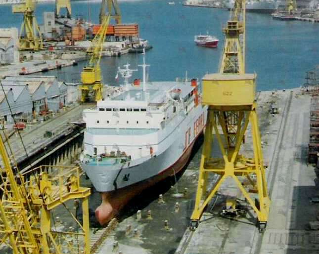 #Indonesian #ropax #NUSA_SETIA #drydocked at #MaltaDrydocks during #conversion with #CaptainMorganCruises #Harbourtourboat #ROCKY at #French #Creek  - 1997 -  maltashipphotos.com - NO PHOTOS can be used or manipulated without our permission @Shippax