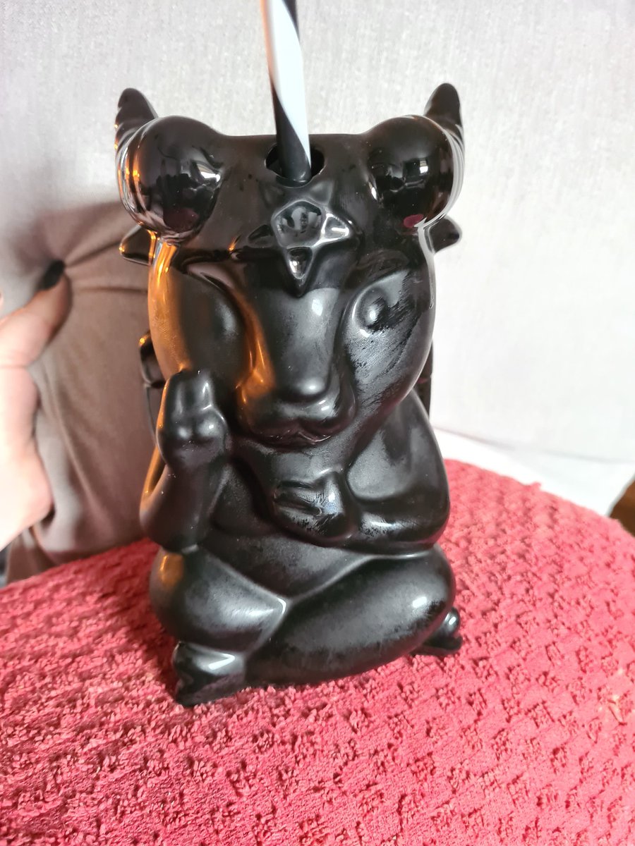 SumaronC's tweet image. Absolutely in love with my new @killstar cup

Perfect on these hot days as it holds so much!

Also take a moment to appreciate my coffin nails 🖤🖤