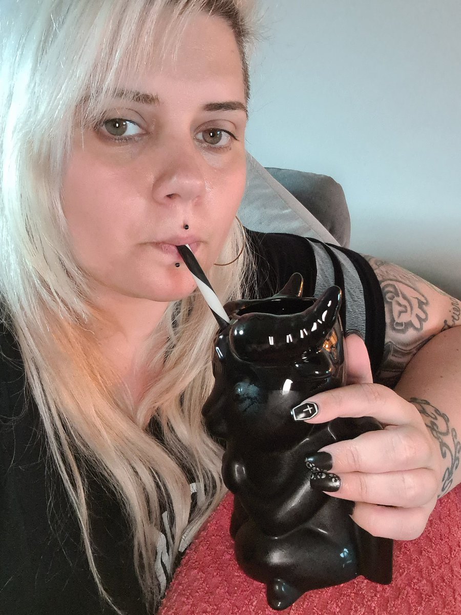 SumaronC's tweet image. Absolutely in love with my new @killstar cup

Perfect on these hot days as it holds so much!

Also take a moment to appreciate my coffin nails 🖤🖤
