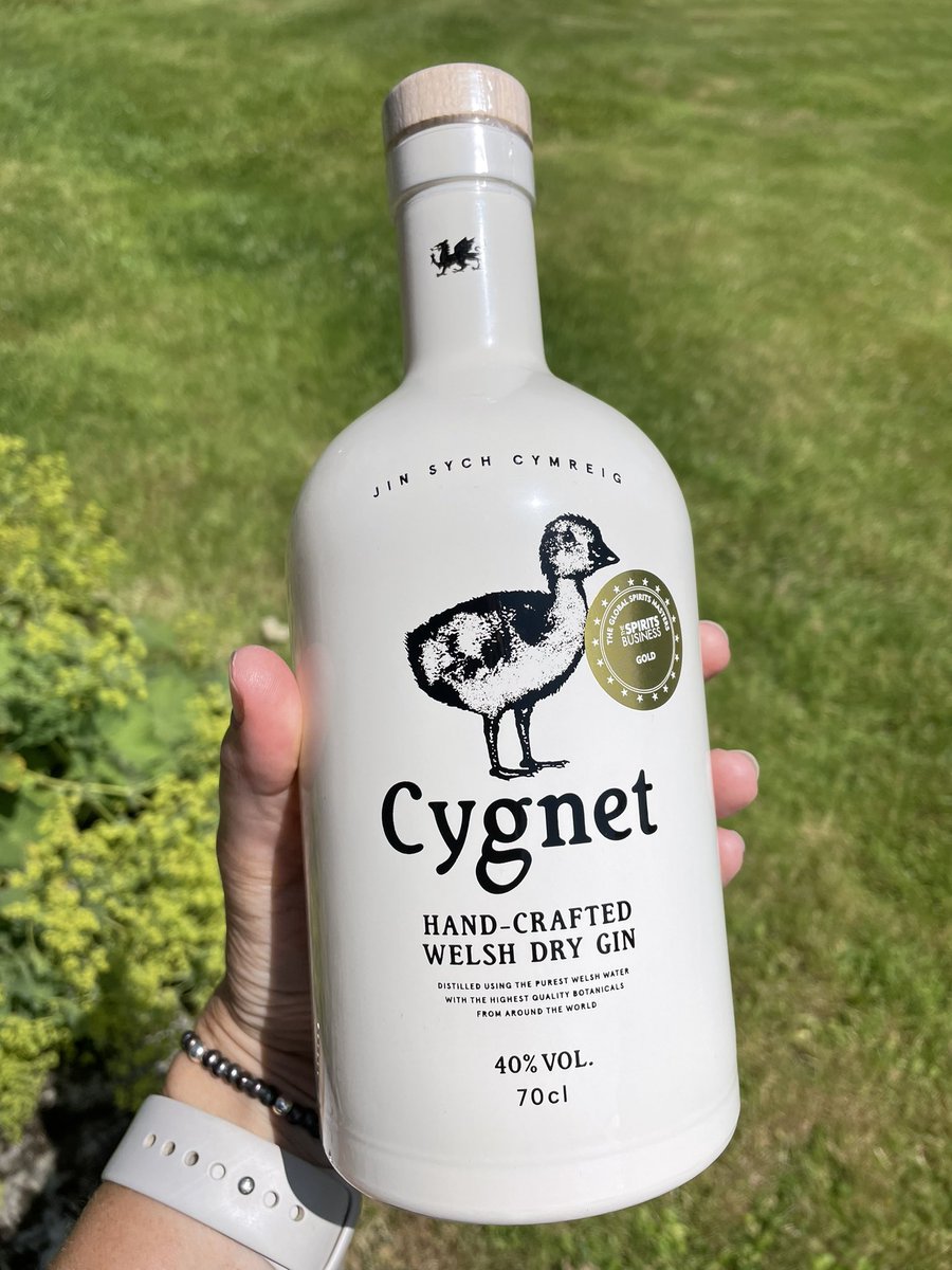 As mystery deliveries go this is a very good one. Gin from Swansea based @CygnetGin. I have no idea who it is from or why, but thank you! 🙏

 #localgin #Swansea