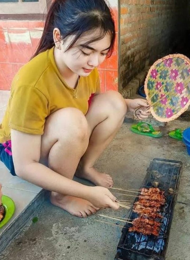 Akun yg aktif ngecuit, likes, RT mention aku, dan yg udh follow tp blm di follback tlg mention aku ya, nanti aku follback, sambil temenin si dewi sblh kmr kosan aku bakar sate ini..