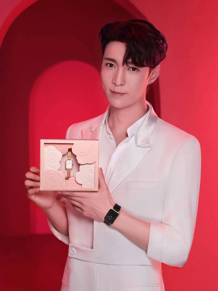 EAVSSquad's tweet photo. #layzhang from @Danielwellington!!!

#yizing #weareone https://t.co/lLH3AbQS9V