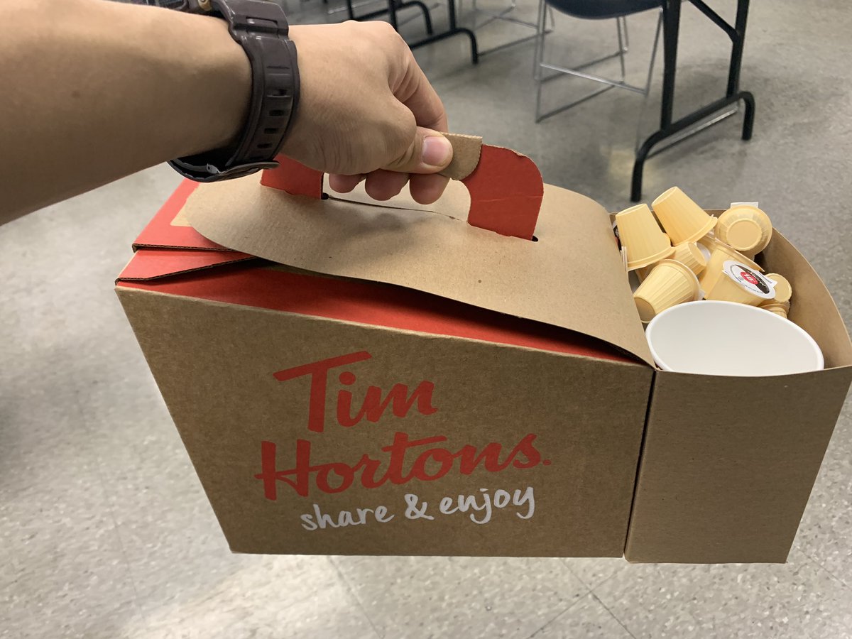 カナダのファストフード店で コーヒー モストビッグサイズで と注文したら予想外のサイズが出てきた 存在感で眠気覚めるわ Togetter