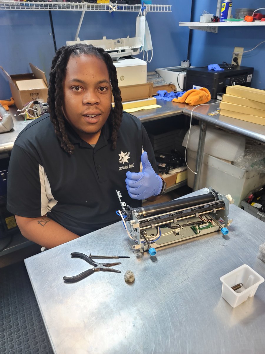 VTsantes's tweet image. Carlos is busy rebuilding a Lexmark fuser for a MS810DN printer. Instead of discarding it we will give it new life! 
RENEW/REUSE/RECYCLE
#lexmark #lexmarkprinter #lexmarktoner #lexmarkcartridge #lexmarkms811dn