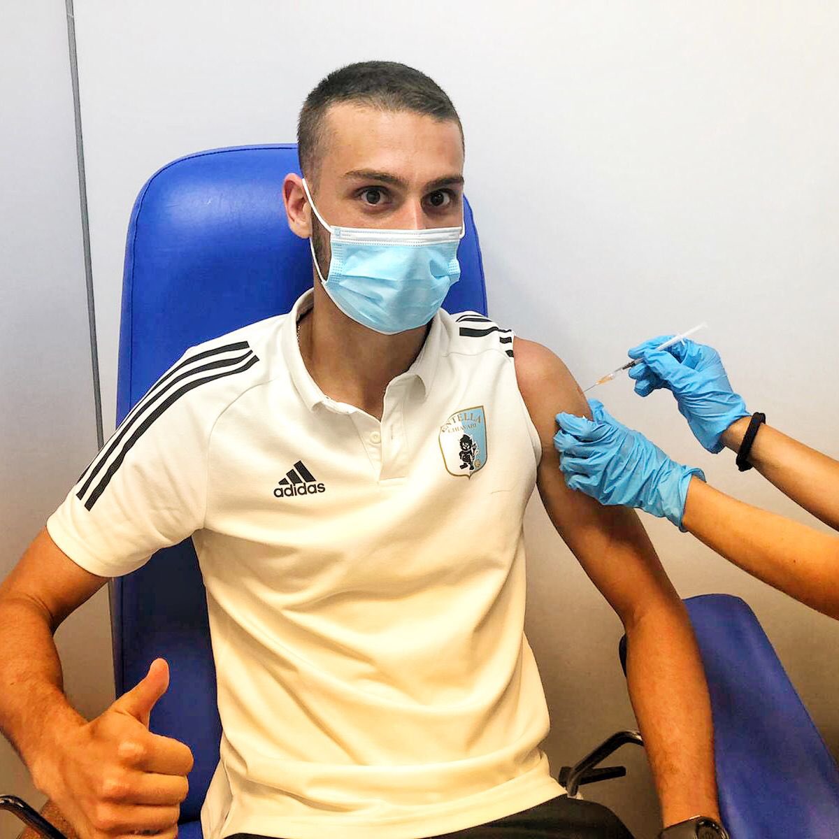 V_Entella's tweet photo. Questa mattina alcuni calciatori e una parte dello staff tecnico della prima squadra sono scesi da #Tavarone per sottoporsi al #vaccino anti #COVID19 presso il centro vaccinale di Caperana. Un grazie alla #Asl4 per la disponibilità e la preziosa collaborazione. https://t.co/c49Kpy12XG